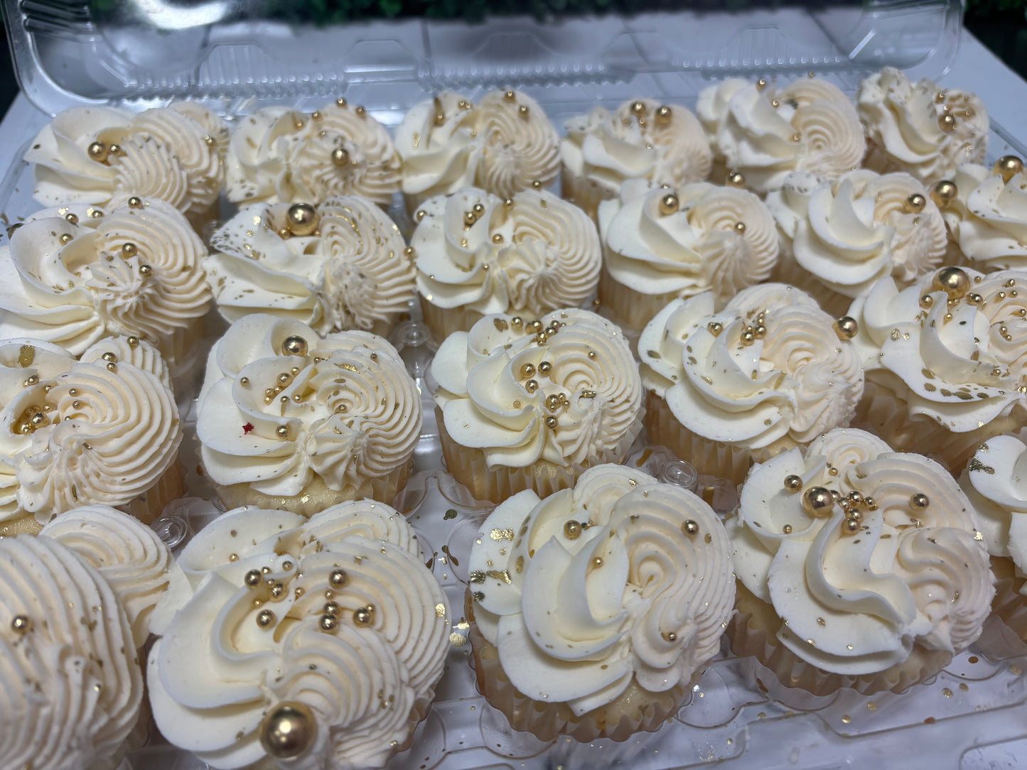 Deluxe Buttercream Cupcakes